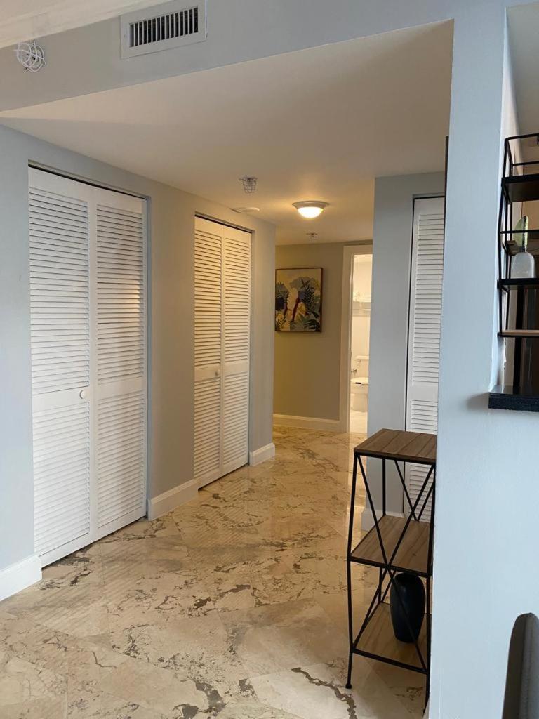 Cozy 1 Bedroom Unit Located In A In The Heart Of Coconut Grove Free Parking Hébergement de vacances Miami